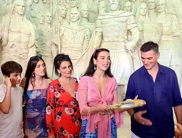 Dua Lipa viziton Muzeun “Gjergj Kastrioti Skënderbeu” 1